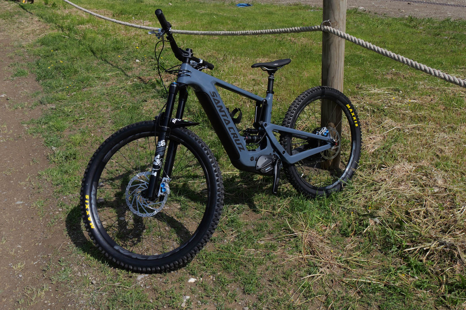P10002026 Santa Cruz V10 27.5" Carbon CC X01 : The VERY BIG downhill bike.